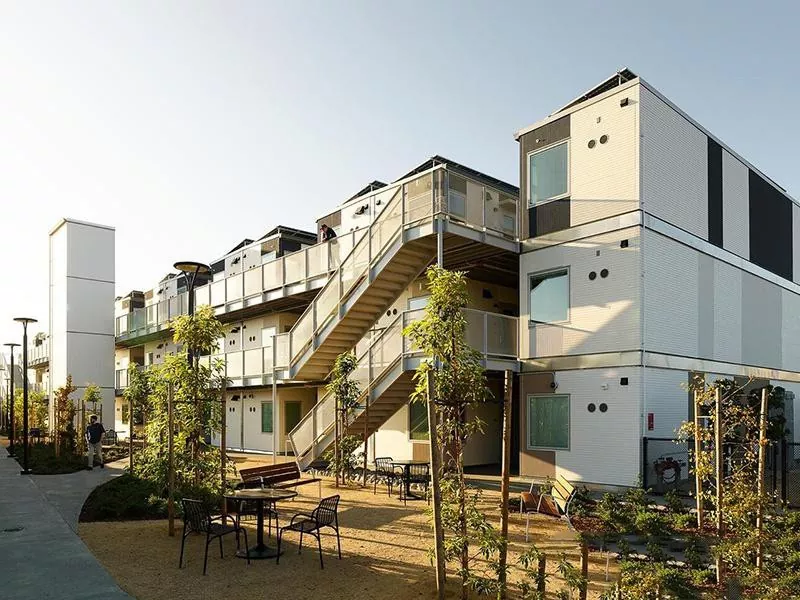 Daugiaaukščiai surenkamieji konteinerių namai